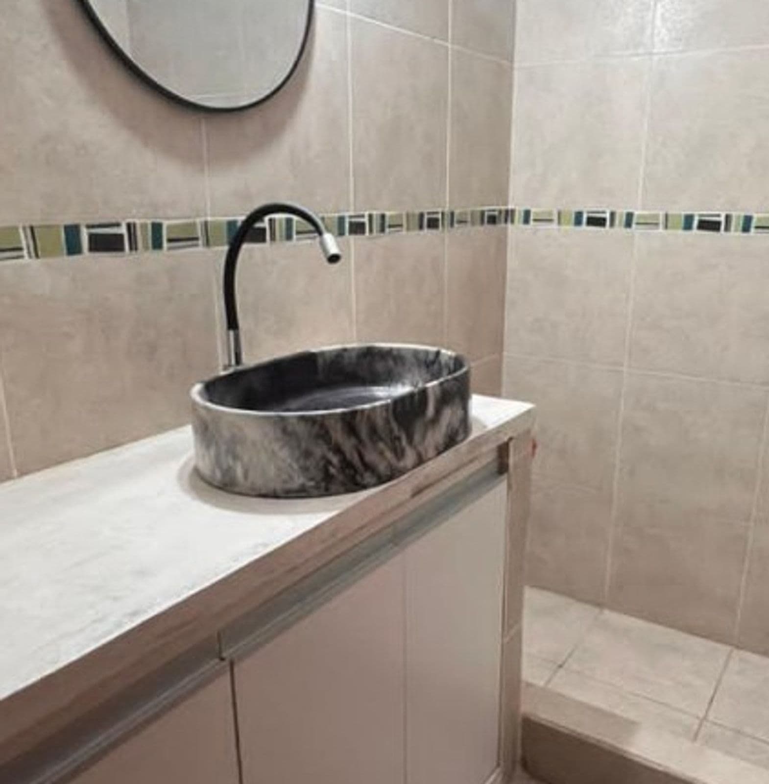 Bacha oval marmolada en baño